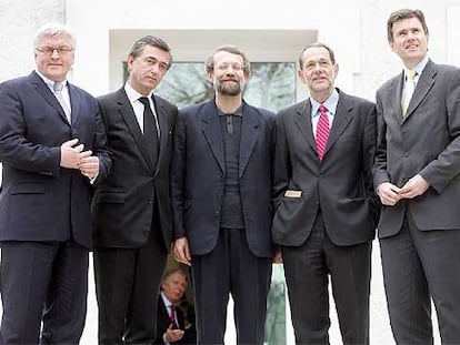 De izquierda a derecha, Steinmeier (Alemania), Douste-Blazy (Francia), Lariyani (Irán), Solana (UE) y Sawyer (Reino Unido), en Viena.