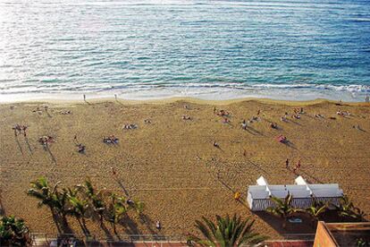 La playa de Las Canteras, en Las Palmas de Gran Canaria, vista desde uno de los edificios que la circundan.