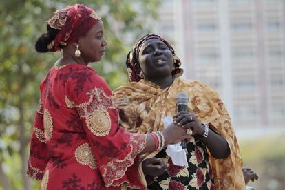 Rebecca Samuel (derecha), madre de Sarah, una de las 200 niñas secuestradas en Chibok, habla desesperada durante un acto dentro de la campaña #BringBackOurGirls, el día 1 de enero de 2015 en Abuja (Nigeria). Las familias han pedido ayuda directa de Naciones Unidas tras perder la esperanza con las medidas del Gobierno nigeriano. REUTERS/Afolabi Sotunde