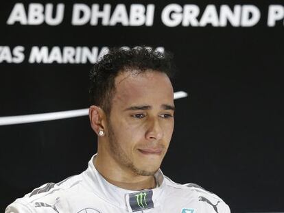Hamilton llora tras proclamarse campeón, ayer en Abu Dabi