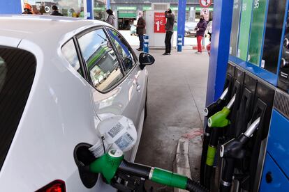 Varias personas hacen cola para pagar la gasolina en una estación de Valladolid.