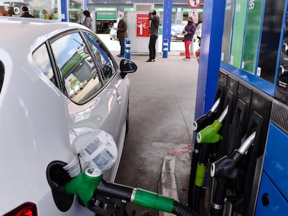 Varias personas hacen cola para pagar la gasolina en una estación de Valladolid.