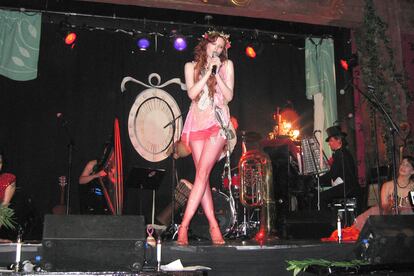 Karen Elson durante una actuación musical en julio de 2005 en Nueva York. 