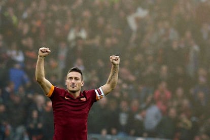Totti celebra su segundo gol en el Olímpico de Roma.