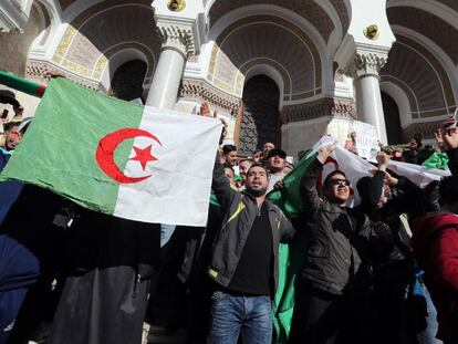 Manifestantes protestan contra la candidatura de Buteflika a un quinto mandato este viernes en Argel.