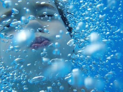 Retrato de Andrea, la hija Santi Burgos, realizado por el padre y fotógrafo en una piscina de Madrid, en agosto de 2008. 