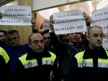 Trabajadores del puerto de Almería protestan ayer contra la propuesta sobre la ubicación del <b><i>botellón.</b></i>