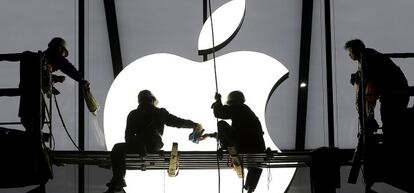 Unos operarios trabajan en la apertura de una Apple en CHina