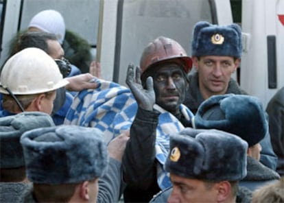 Uno de los mineros saluda tras el rescate.