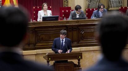 El presidente de la Generalitat, Carles Puigdemont, durante su intervenci&oacute;n ante el pleno del Parlament.