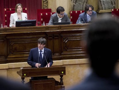 El presidente de la Generalitat, Carles Puigdemont, durante su intervenci&oacute;n ante el pleno del Parlament.