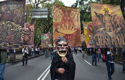 Bajo el canto: "Ayotzinapa aguanta el pueblo se levanta", decenas de miles marcharon en la Ciudad de México como protesta por la desaparición de los 43 normalistas de Iguala hace un año.