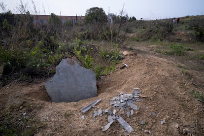 Restos de lascas del yacimiento del dolmen de Montelirio que están a la vista debido a la falta de cuidado y protección del enclave.