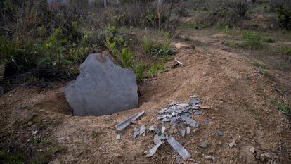 Restos de lascas del yacimiento del dolmen de Montelirio que están a la vista debido a la falta de cuidado y protección del enclave.