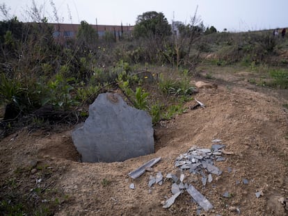 Restos de lascas del yacimiento del dolmen de Montelirio que están a la vista debido a la falta de cuidado y protección del enclave.