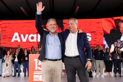 Torres junto al secretario del PSOE de Gran Canaria, Sebastián Franquis, este domingo.