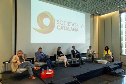 El escritor y profesor de filosofía, Félix Ovejero, el historiador Joaquim Coll, Cayetana Alvarez de Toledo (PP), el moderador; el expresidente del Consejo de la Abogacía Catalana, Pere Lluis Huguet y la presidenta de la Liga Democrática, Astrid Barrio. EFE/Enric Fontcuberta