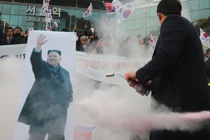 Los manifestantes surcoreanos intentan quemar la imagen del líder norcoreano Kim Jong-Un durante un mitin contra Corea del Norte, frente a la estación de Seúl (Corea del Sur).