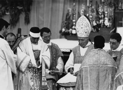 Lefebvre consagra a sus cuatro obispos, el 30 de junio de 1988. A la izquierda, con las manos unidas, el español Galarreta.