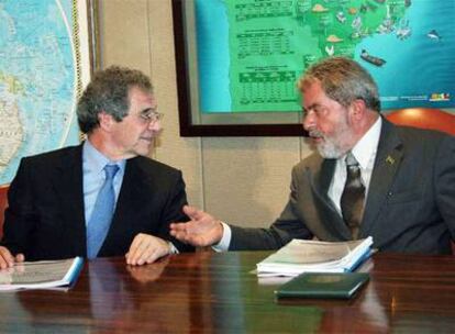 El presidente de Brasil, Lula da Silva, conversa con el presidente de Telefónica, César Alierta, en el Palacio de Planalto en Brasilia.