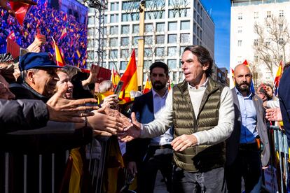 El expresidente del Gobierno José María Aznar saluda a los manifestantes.