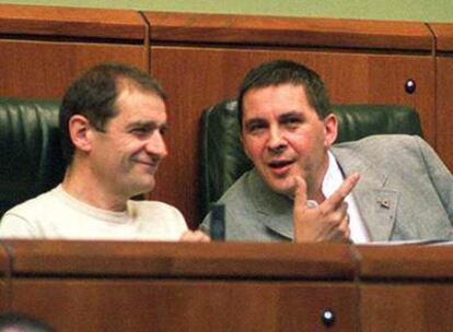 Josu Ternera (a la izquierda), en el Parlamento vasco junto a Arnaldo Otegi, líder de Batasuna, en abril de 2000.