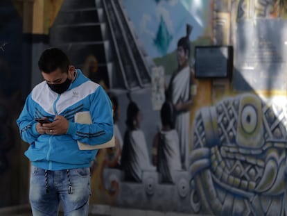 Un hombre teclea en su teléfono celular, en Ciudad de México.