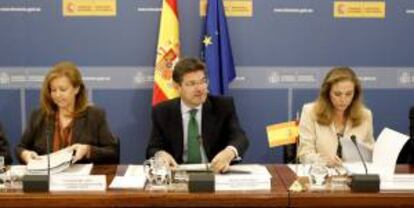 El secretario de Infraestructuras, Transporte y Vivienda, Rafael Catalá, junto a la directora general de Arquitectura, Vivienda y Suelo, Pilar Martínez (i) y la subdirectora general de Urbanismo, Ángela de la Cruz (d), durante la Conferencia Sectorial de Vivienda que se ha celebrado hoy en la sede del Ministerio de Fomento, en Madrid.