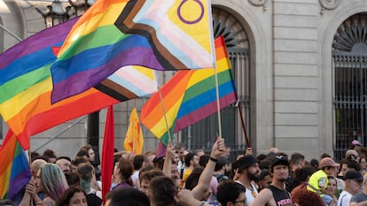 Participantes en una concentración por los derechos LGTBIQ en Barcelona esta semana.