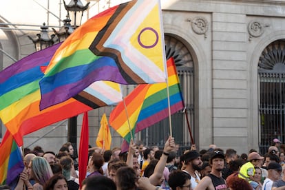 Participantes en una concentración por los derechos LGTBIQ en Barcelona esta semana.