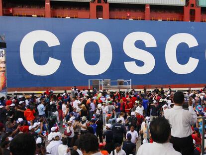 Un buque de Cosco Shipping con el nombre de la empresa china.