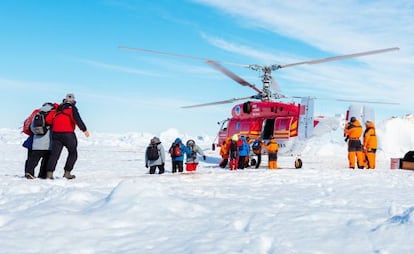 O helicóptero resgata os tripulantes do navio russo 'Akadémik Shokálskiy'.