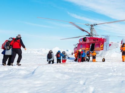 O helicóptero resgata os tripulantes do navio russo 'Akadémik Shokálskiy'.