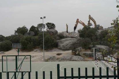 Dos máquinas excavadoras, junto a las pistas deportivas del instituto Diego Velázquez en Torrelodones.