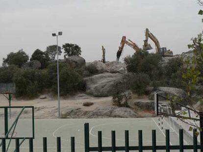Dos máquinas excavadoras, junto a las pistas deportivas del instituto Diego Velázquez en Torrelodones.