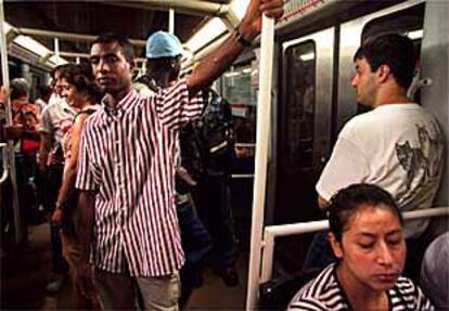 Uno de los inmigrantes, en el metro tras la concentración, se dirige a uno de los locales de la Cruz Roja.