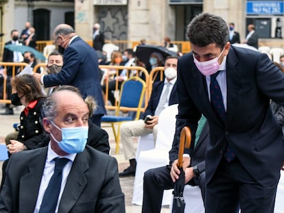 El expresidente de la Comunidad Valenciana Francisco Camps, y el candidato a la presidencia del PPCV, Carlos Mazón, en la tradicional Missa d'Infants, el pasado domingo.