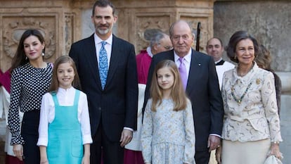 Los Reyes, con sus hijas y los Reyes eméritos. 