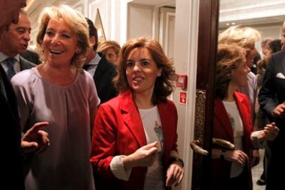 Esperanza Aguirre con Soraya Sáenz de Santamaría, a su llegada al desayuno de Europa Press.