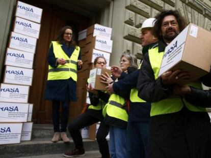 Entrega en la canciller&iacute;a en Berna de las firmas para un refer&eacute;ndum que evite una ruptura de los acuerdos con la UE.