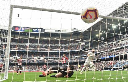 Benzema marca el primer tanto del Real Madrid ante el Athletic.