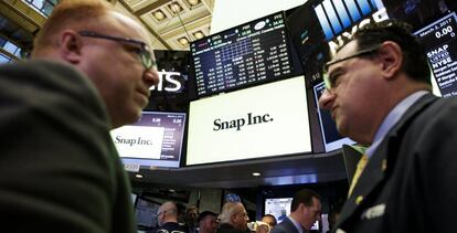 Agentes bursátiles en Wall Street en el puesto de Snap