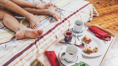 Sexo y comida siempre han estado históricamente ligados, hasta el punto de que no se concibe una fiesta, celebración, bacanal o cita romántica sin su porción de alimento y bebida.