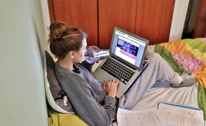 Una alumna de Secundaria estudia en su habitación durante el cierre escolar.