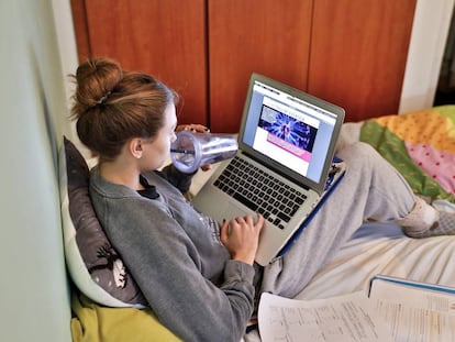 Una alumna estudia en su habitación durante el cierre escolar.