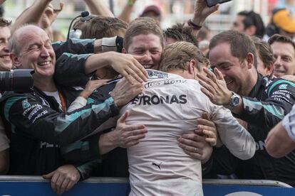 El piloto alemán Nico Rosberg, del equipo Mercedes, celebra con su equipo la victoria en el GP de Europa, en Bakú (Azerbaiyán).