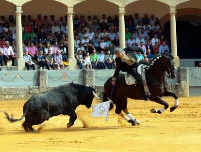 El rejoneador Paco Ojeda, en plena faena ayer en Ronda. 