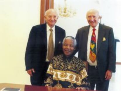 Nelson Mandela junto a los hermanos gemelos Krok, en 1996.