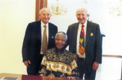 Nelson Mandela junto a los hermanos gemelos Krok, en 1996.