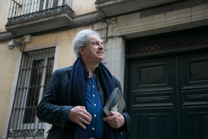 Íñigo Ramírez de Haro, frente al palacio de su familia donde vive su hermano Fernando con su esposa, Esperanza Aguirre.